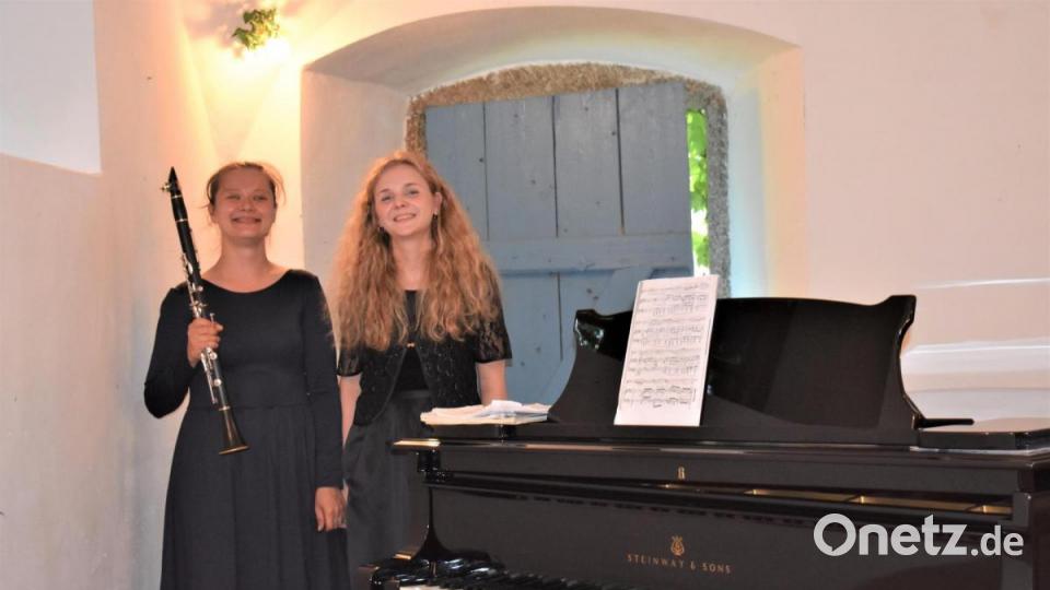 Valentina Shvetcova (Klavier) und Ruzaliia Kasimova (Klarinette) haben beim &quot;Pre-Opening&quot; des 34. Wurzer Sommerkonzertes Kammermusik-Raritäten präsentiert. Bild: rgr