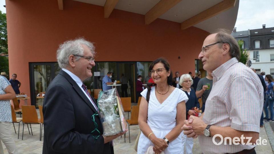 Stadtpfarrer Gerhard Pausch (links) plaudert mit Freunden und Bekannten. Bild: Kunz