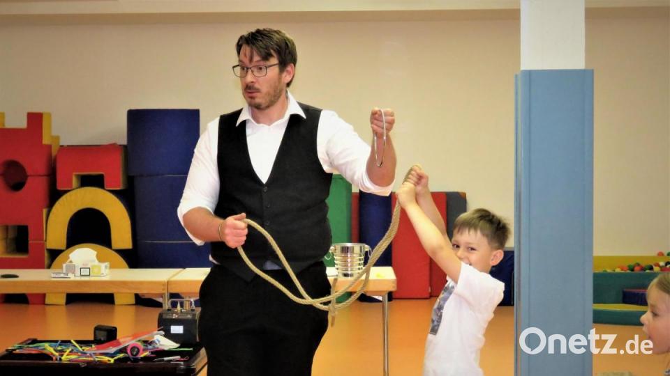 Alles Zauberei? Wie funktioniert nur dieser Trick mit dem Ring, der ohne Hilfe wie von selbst aus einem geschlossenen Stück Seil des Zauberers schlüpft? Bild: ubb