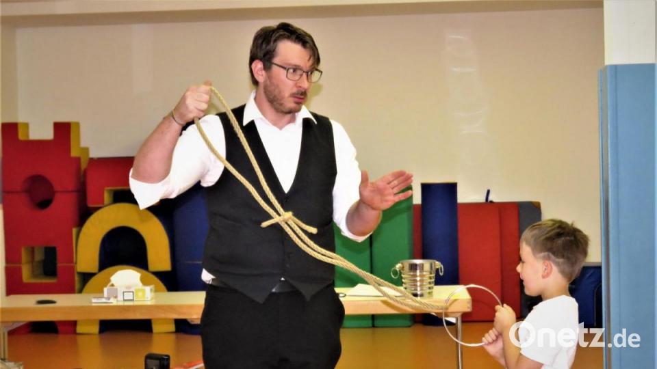 Sehr ernsthaft hält der kleine Maximilian den Ring. Der Zauberer hat ihm aufgetragen, ihm zu helfen bei seinem Seiltrick. Bild: ubb
