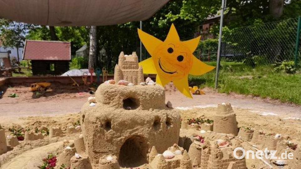 Mit dieser tollen Ritterburg haben die Kinder der Kindergartengruppe &quot;Räuberhöhle&quot; vom Kinderhaus Kunterbunt in Tirschenreuth den Sandburgbau-Wettbewerb gewonnen. Bild: ubb