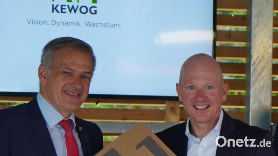 Landrat Rolland Grillmeier überreicht Kewog-Geschäftsführer Bernd Büsching (rechts) eine Tafel. Bild: eg