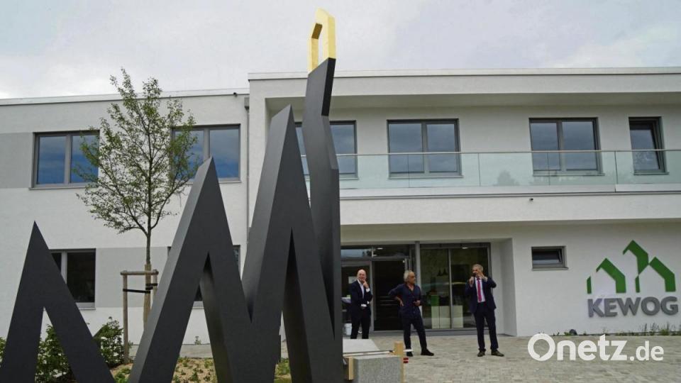 Künstler Erwin Otte (Mitte) beschrieb seine Skulptur „Dynamik“. Kewog-Geschäftsführer Bernd Büsching (links) und Landrat Roland Grillmeier enthüllten das Goldene Haus an der Spitze des Kunstwerks. Bild: Eger
