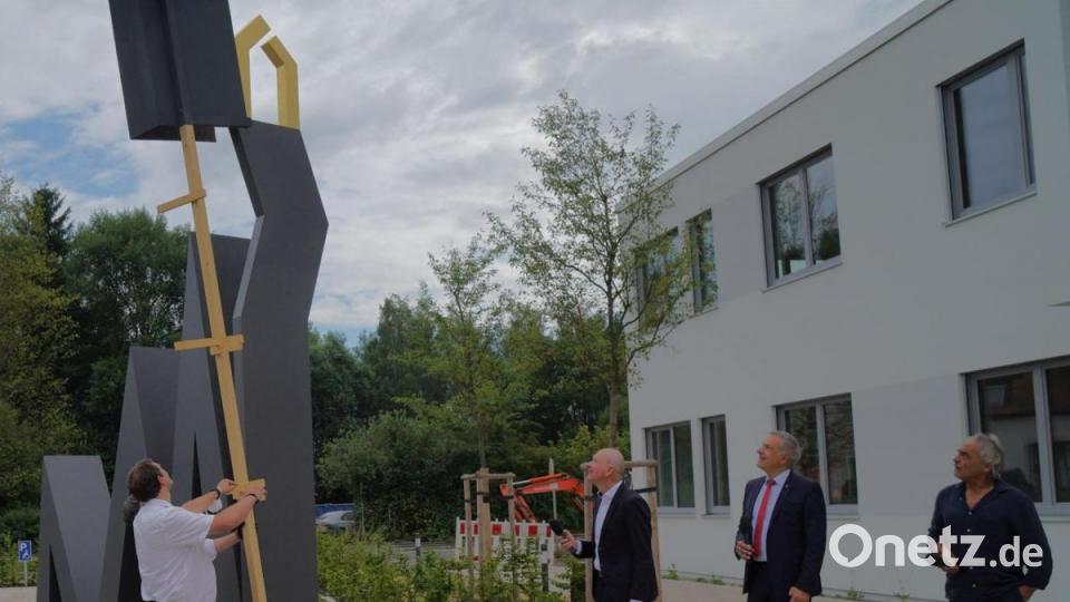 Enthüllung der Skulptur des Künstlers Erwin Otte /rechts). Bild: Eger