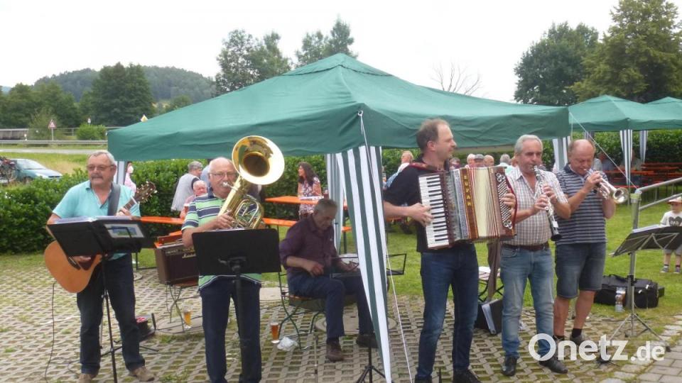 Die "Boarischen Oberkrainer" während ihres Auftritts beim Musikantentreffen in Uckersdorf. Auch der "Löffl-Girgl" (hinten, Mitte) zeigte seine Fingerfertigkeit. Bild: mad