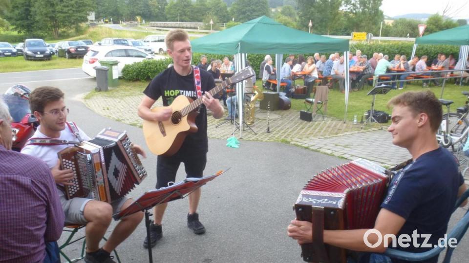 Dieses Trio ohne Namen war spontan nach Uckersdorf gekommen. Bild: mad