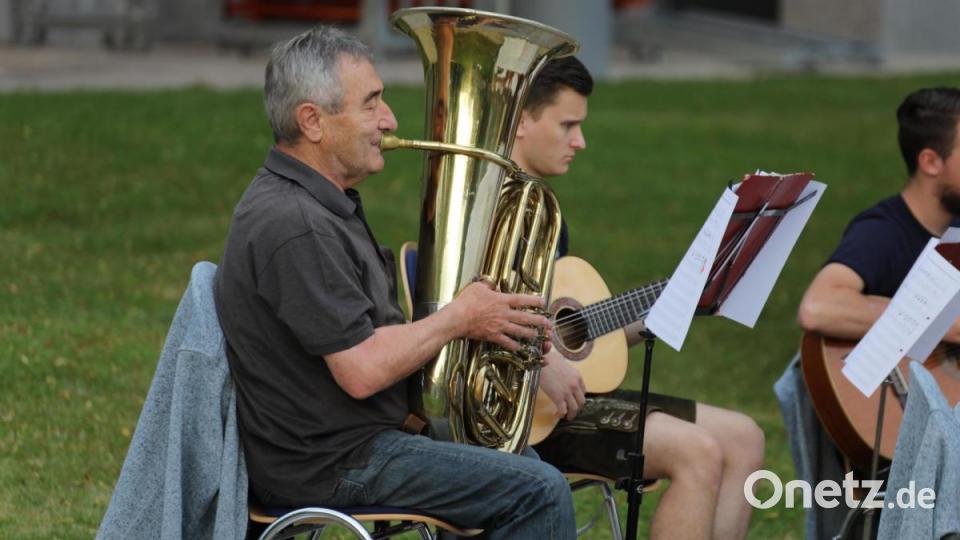 Zitherclubmusikant Josef Rötzer stand diesmal nicht am Kontrabass, sondern begleitete die Musiker mit der Tuba. Bild: njn