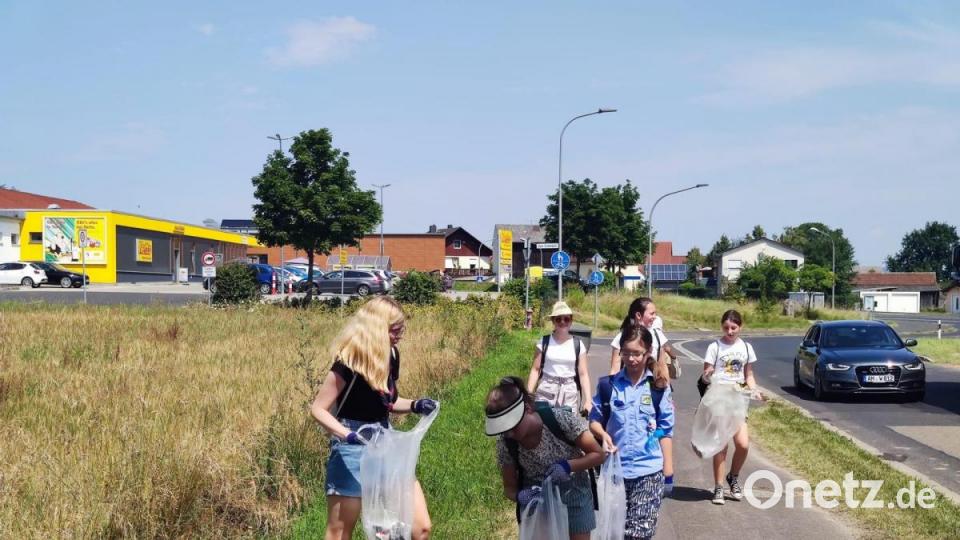 Die Pfadfinder aus Amberg und Ammersricht trafen sich zu einer großen gemeinschaftlichen Aktion: Müllsammeln in und entlang der Vils. Im Bild die Jupfis (DPSG) und Pfadis (PSG) im Alter von 9 bis 12 Jahren. Bild: Andreas Brückmann