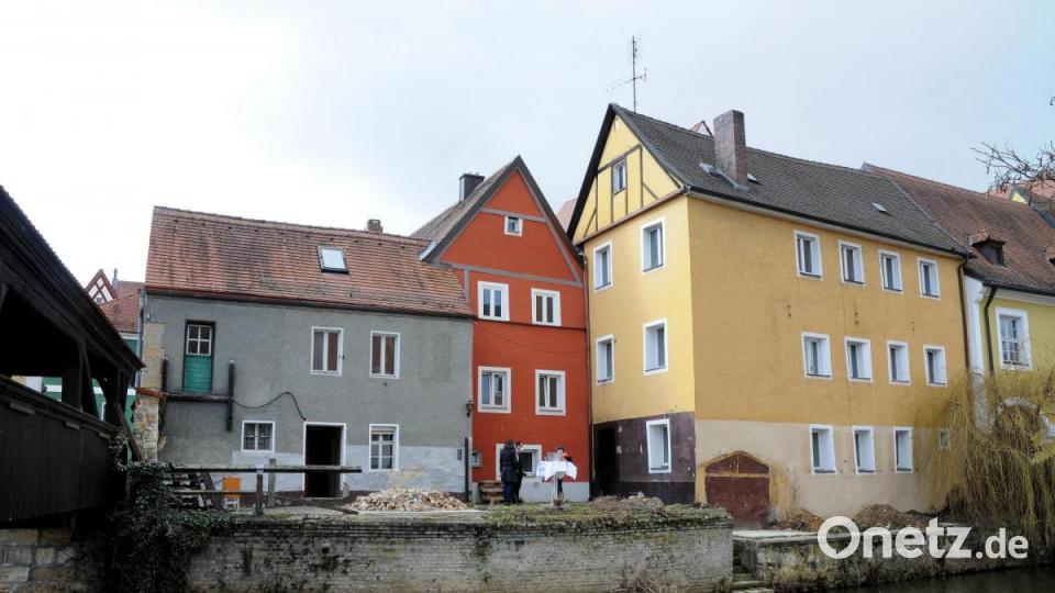 Aus diesen alten Häusern an der Vils wird das Hotel Bootshaus. Bild: Stephan Huber