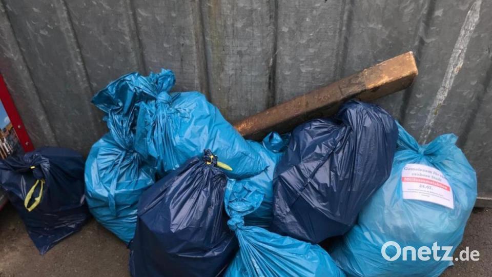 Ein Teil des Ergebnisses der Aktion: Insgesamt neun Säcke mit jeweils 90 Liter Volumen Restmüll und sehr viele Glasflaschen, welche separat im Glascontainer entsorgt wurden, sowie Pfandflaschen, die zurück gegeben werden konnten. Bild: Andreas Brückmann
