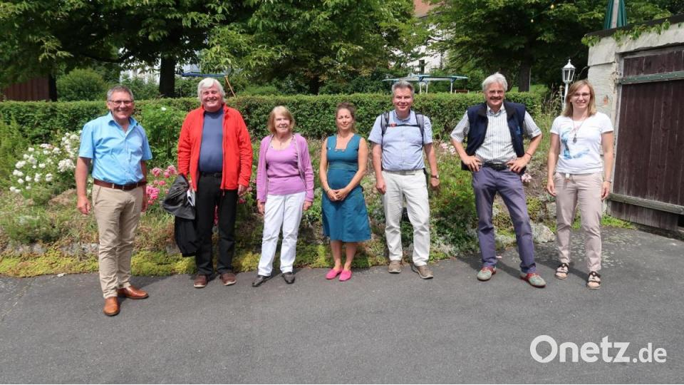 Bürgermeister Oskar Schuster (links) und Melanie Höfer (rechts) freuten sich über die breite Zustimmung und Unterstützung auf dem Weg zum &quot;Naturerlebnisdorf&quot; durch Vertreter von Naturschutz- und Wanderverbänden: (von links) Dr. Dieter Gross, Christine Eben, Sevtap Okyay, Dr. Gerhard Ermischer und Richard Mergner. Bild: bsc
