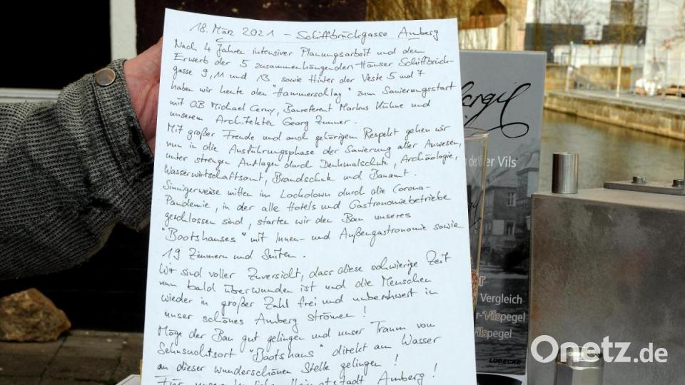 Bauherr Klaus Herdegen hat handschriftlich Gedanken zum Bootshaus festgehalten, die im Grundstein für künftige Generationen aufbewahrt werden. Bild: Stephan Huber
