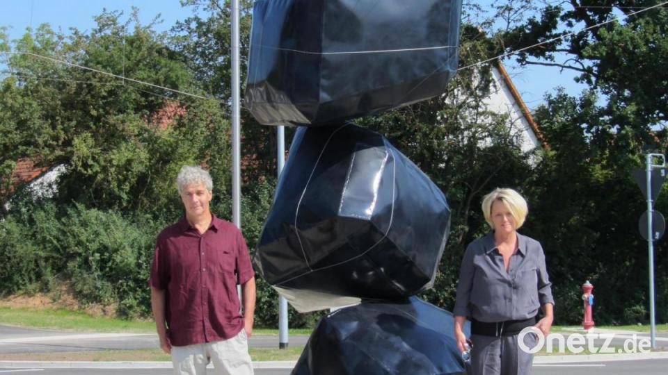 Ein neuer Blickfang für Amberg: Hanna Regina Uber und Robert Diem stellen ihre Skulptur &quot;connected&quot; vor.. Bild: aks