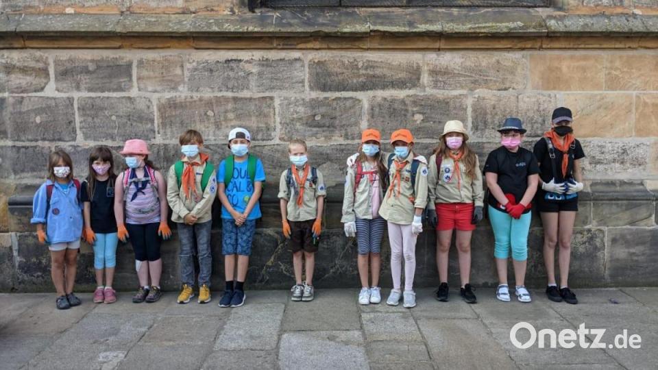 Gruppenbild mit den jüngsten Teilnehmern an der Müllsammelaktion auf dem Amberger Marktplatz. Bild: Andreas Brückmann