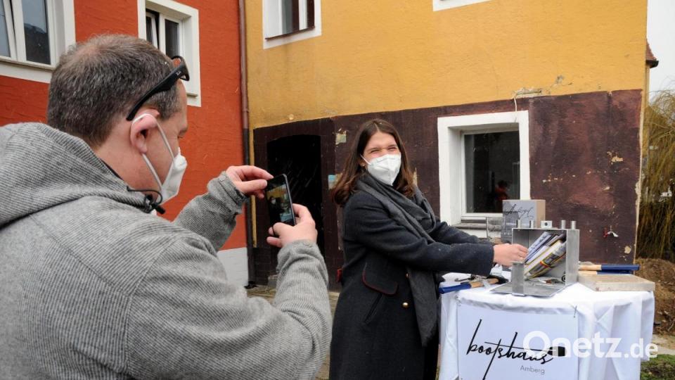 Momentaufnahme eines besonderen Tages: Architekt Georg Zunner macht ein Foto von Bauherrin Eva Bogner, während sie den Grundstein mit Erinnerungsstücken für die Nachwelt füllt. Bild: Stephan Huber