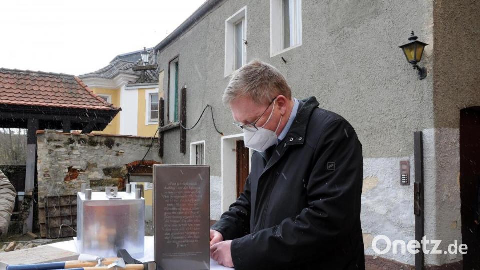 OB Michael Cerny verewigt sich mit ein paar Zeilen auf einer Postkarte, die in den Metalltresor als „Grundstein“ wandert. Bild: Stephan Huber