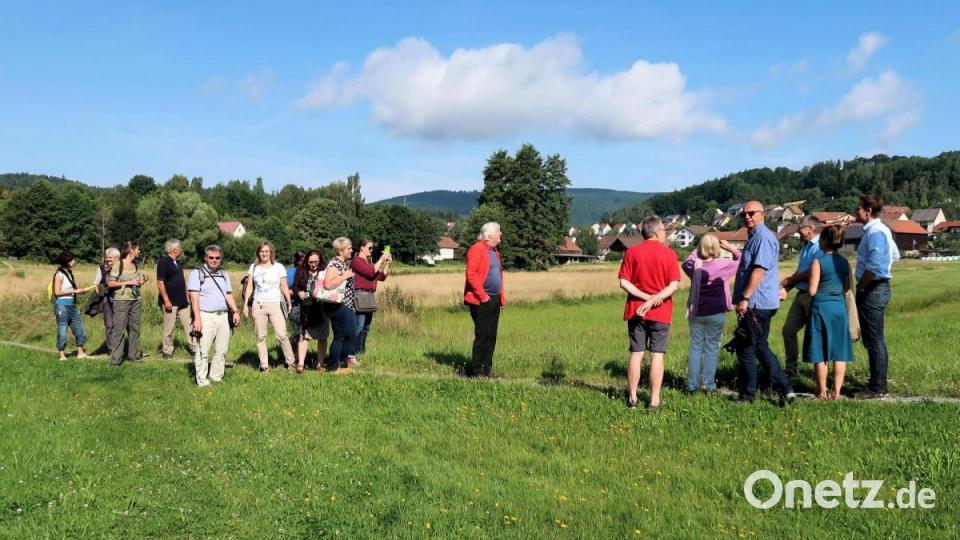 Eindrücke sammelte die Delegation „Naturerlebnisdorf“ bei einer Wanderung durch Friedenfels. Bild: bsc