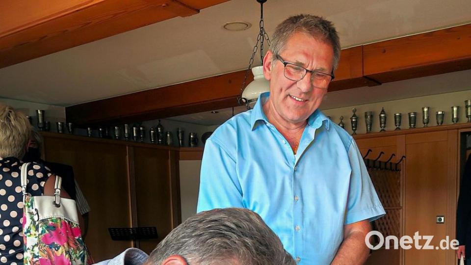 Der Präsident des Bayerischen Wanderverbandes, Dr. Gerhard Ermischer, verewigte sich im Goldenen Buch der Gemeinde Friedenfels. Bürgermeister Oskar Schuster freute sich über den Eintrag. Bild: bsc