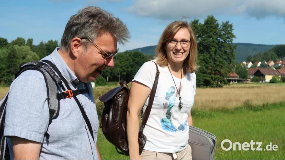 Tourist-Info-Leiterin Melanie Höfer (rechts) freute sich über lobende Worte von Dr. Gerhard Ermischer. „Das Dorf hat Potenzial. Da kann man was daraus machen“, so der Präsident des Bayerischen Wanderverbandes. Bild: bsc