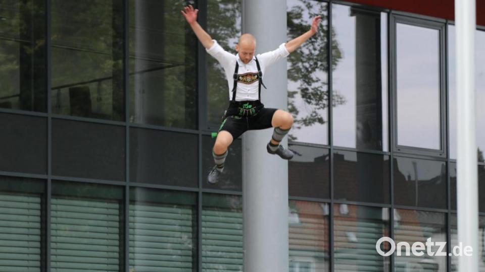 Die Schuhplattlgruppe „Schenkelzinterer“ aus Schwarzenbach und Umgebung machte beim Konzert im Stadtpark einen Überraschungsauftritt, bei dem es auch sehr akrobatisch zuging. Bild: njn