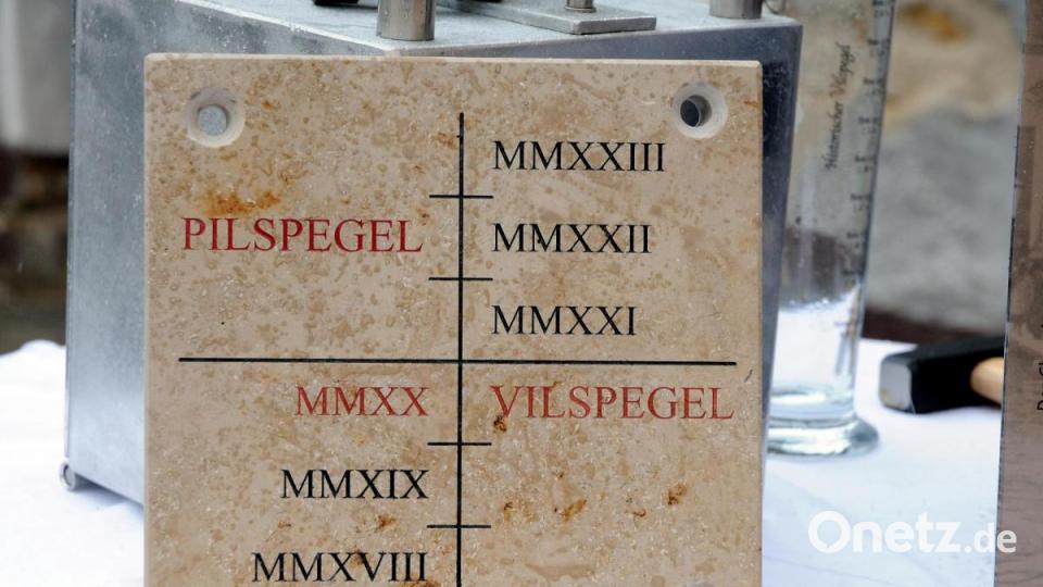 Pilspegel trifft auf Vilspegel: Diese Steinplatte wird den Grundstein markieren und bekommt ihren Platz im Eingangsbereich des neuen Hotels. Bild: Stephan Huber