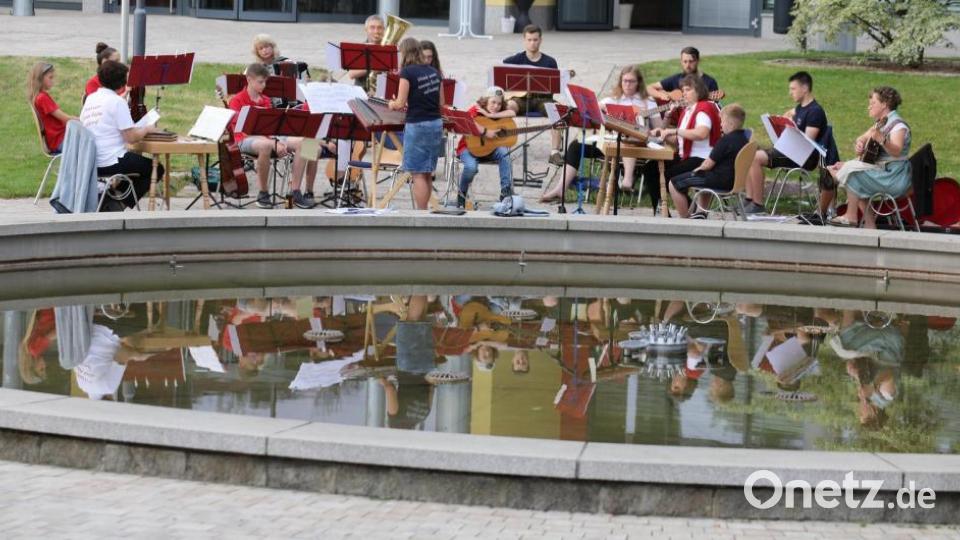 Der Zitherclub unter der musikalischen Leitung von Veronika Hille. Bild: njn