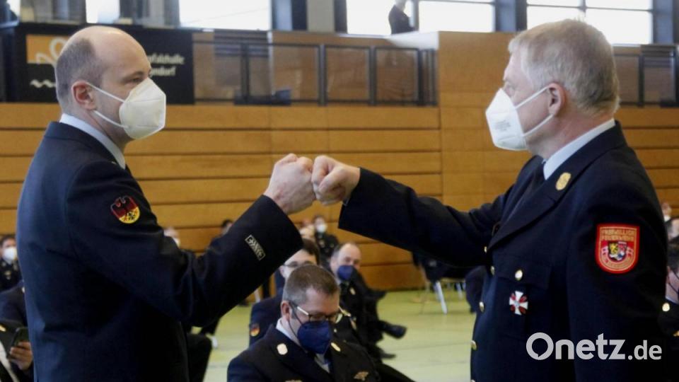 Der scheidende Kreisbrandrat Robert Heinfling (rechts) gratulierte seinem Nachfolger Christian Demleitner (links) und wünschte ihm eine glückliche Hand. Bild: Hirsch
