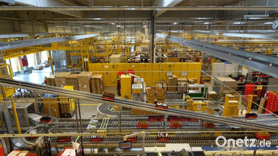 Blick in die Versandhalle der Philatelie in Weiden. Bild: ui