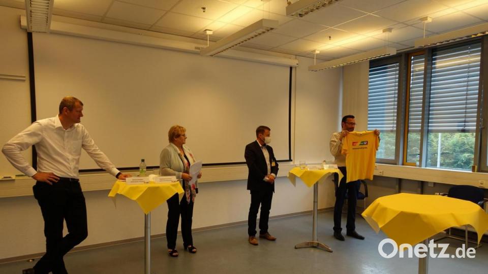 Global Volunteer Day in der Philatelie Weiden im Zeichen von Toleranz.
Von links: Markus Schobert Abteilungsleiter Filiallogistik. Sieglinde Ostermeier Leiterin Kundenservice, Oberbürgermeister Jens Meyer und Thomas Bauch, stellvertretender Niederlassungsleiter. Bild: ui