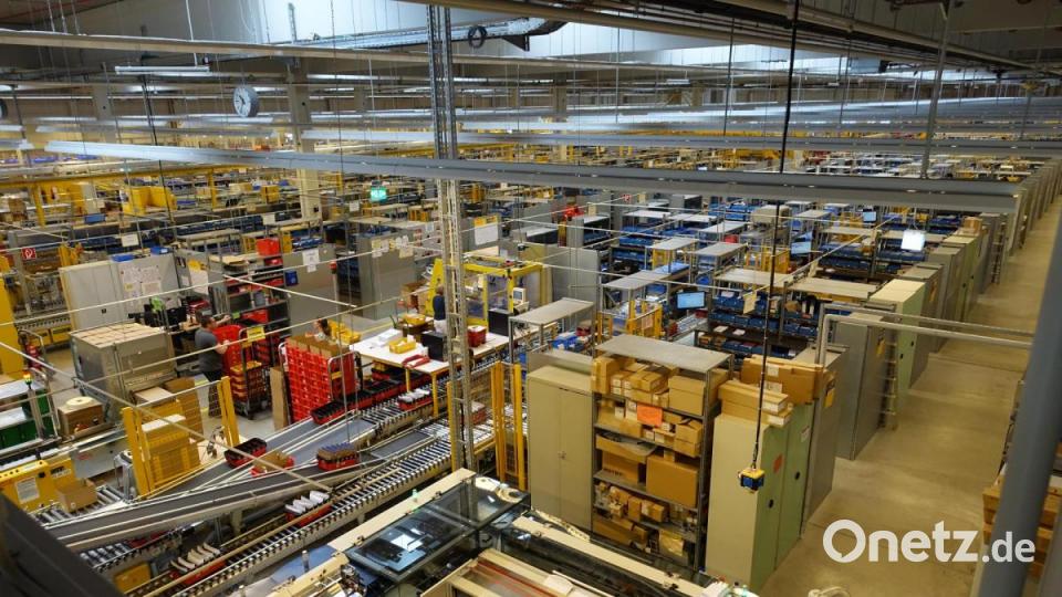 Blick in die Versandhalle der Philatelie in Weiden. Bild: ui