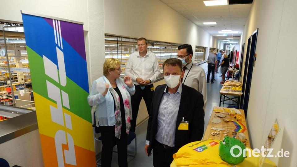 Global Volunteer Day in der Philatelie Weiden im Zeichen von Toleranz.
Von links: Sieglinde Ostermeier Leiterin Kundenservice, Markus Schobert Abteilungsleiter Filiallogistik und stellvertretendem Niederlassungsleiter Thomas Bauch. Vorne Oberbürgermeister Jens Meyer. Bild: ui