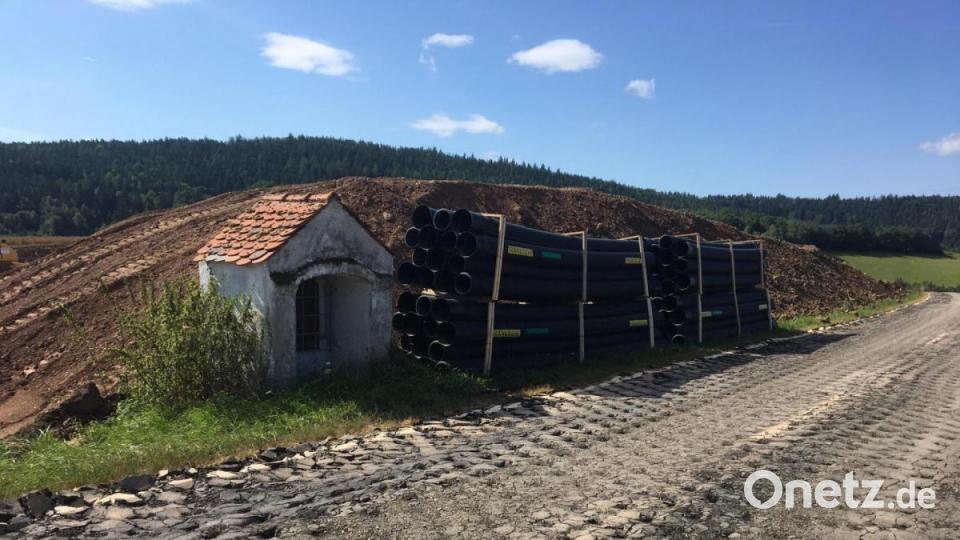 Der alte Kapellenbildstock an der Straße nach Hainstetten bleibt erhalten. Allerdings steht er künftig nicht mehr neben der Straße. Die neue Fahrbahn läuft hinter dem Flurdenkmal vorbei. Bild: gri
