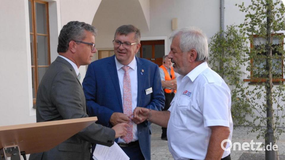 Das Treffen wurde zu einem Erfahrungsaustausch genutzt. Von links: Martin Birner, Peter Braun, Kreisbrandrat Fredi Weiß. Bild: pop