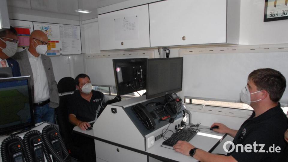 Bürgermeister Peter Braun und Uwe Brandl informierten sich bei der Feuerwehr über den neuesten technisch-logistischen Stand Bild: pop