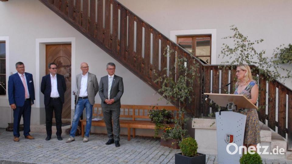 Juliane Thimet, Stellvertretende Geschäftsführerin beim Bayerischen Gemeindetag, bei ihrem Referat mit (von links): Bürgermeister Peter Braun, Regierungs-Vizepräsident Florian Luderschmidt, Gemeindetagspräsident Uwe Brandl und Martin Birner vom Gemeindetag, Bezirk Oberpfalz. Bild: pop