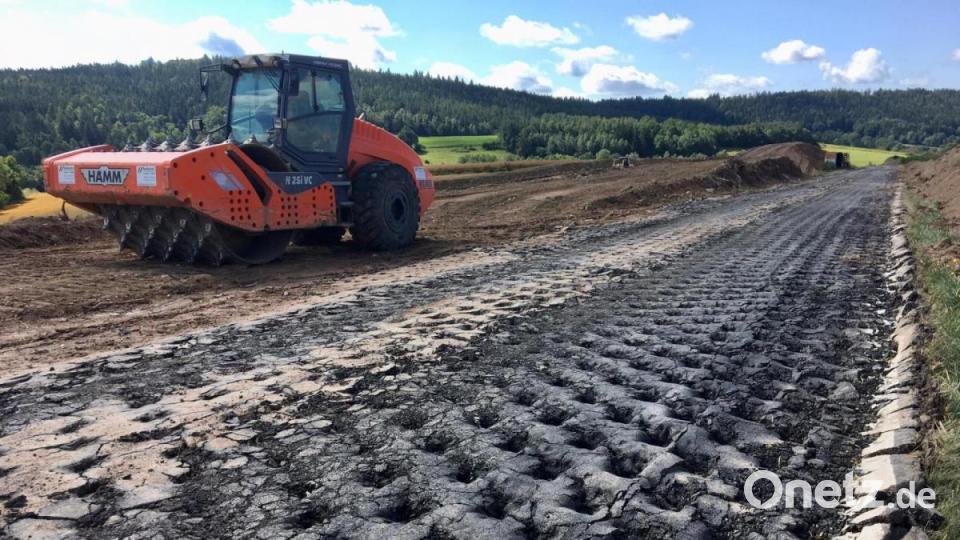 25 Tonnen ist der Walzenzug (links) schwer, der die Staatsstraße 2399 ordentlich gelöchert hat. Bild: gri