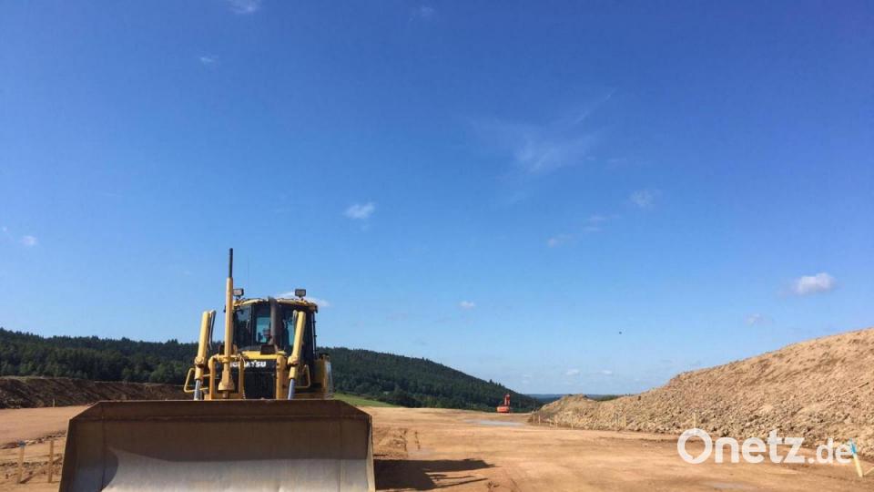 Erdarbeiten bei Freudenberg so weit das Auge reicht. Im Hintergrund der Johannisberg. Bild: gri