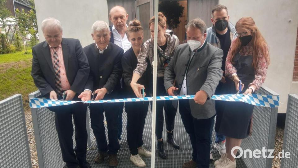 Viele Scheren hatte Bürgermeister Bernhard Schindler (Dritter von rechts) bereitgehalten. Bild: ld