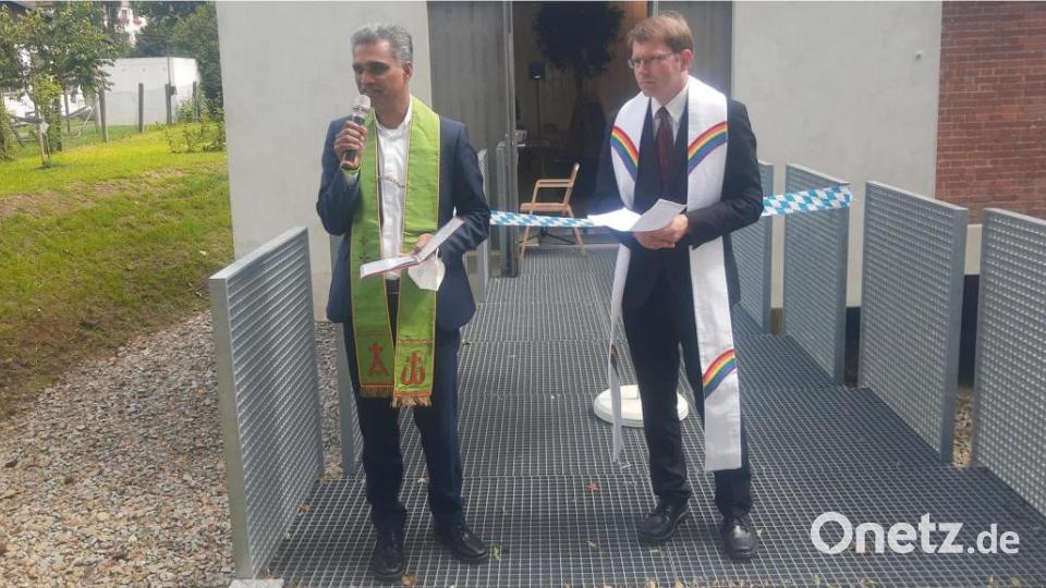 Unter das Thema "Gastfreundschaft" hatten Pater Joy (links) und Pfarrer Andreas Kraft die Segnung des Hauses gestellt. Bild: ld