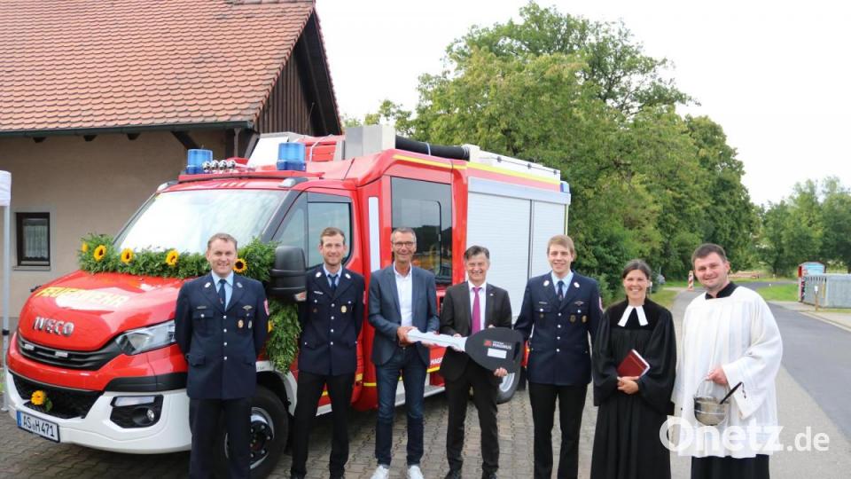 Einen symbolischen Schlüssel zur Übergabe erhielten Neukirchens Bürgermeister Peter Achatzi und die Holnsteiner Wehr von Ottmar Fassoldt von der Firma Magirus. Bild: lei