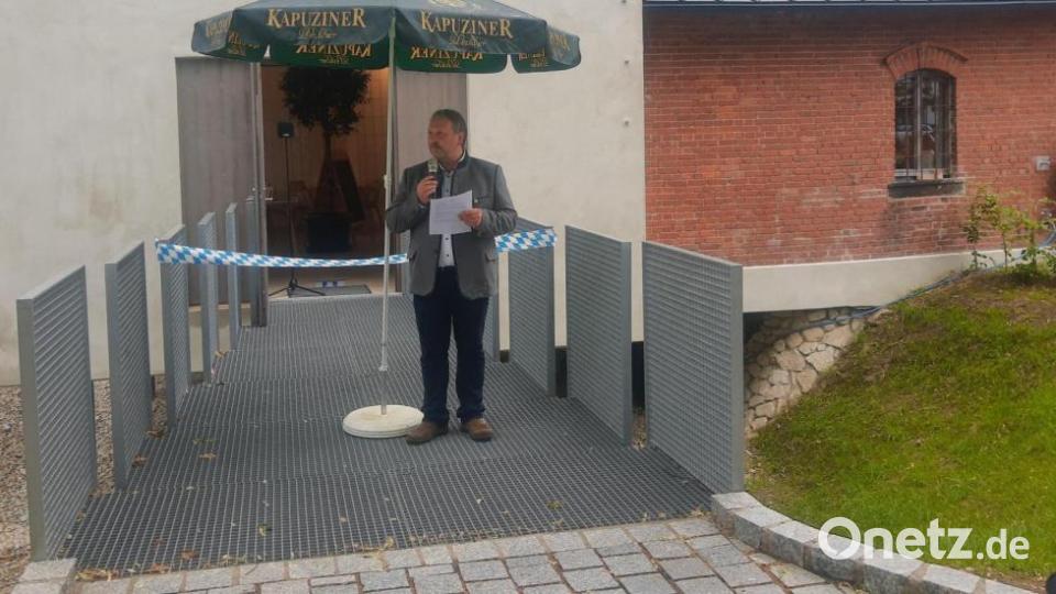 Gut beschirmt eröffnete Bürgermeister Bernhard Schindler die Veranstaltung Bild: ld