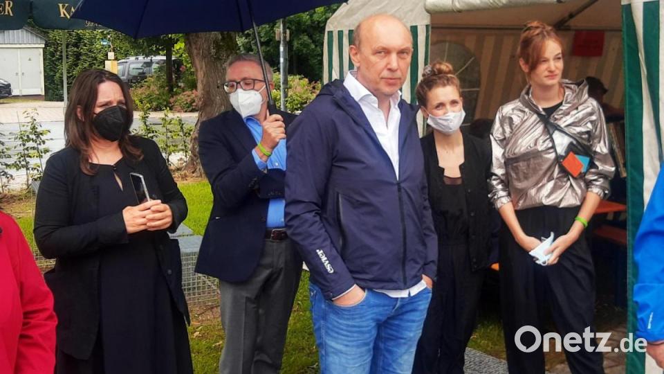 Architekt Peter Heimerl (vorne) war mit seinem Team gekommen: Judith Kinzl (rechts) und Anna Firak Bild: ld