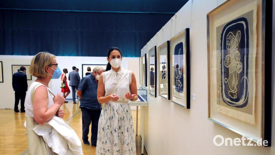 Kuratorin Dr. Antonia Talmann-Lindner im Gespräch mit einer Besucherin. Bild: Stephan Huber