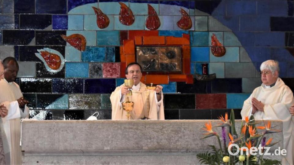 Pfarrer Bernhard Müller (Mitte) beim offiziellen Abschiedsgottesdienst mit Pfarrer Wolfgang Traßl (von rechts) und Dekan Thomas Jeschner sowie Pfarrer Hans Bayer (non links) und Pfarrvikar Gilbert. Bild: rgr