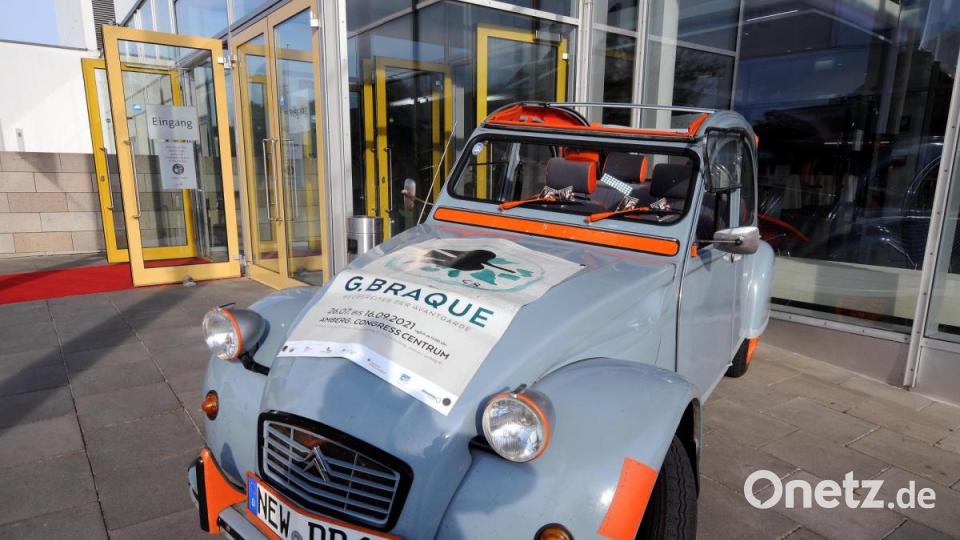 Auch vor dem ACC wird deutlich: Es ist wieder Ausstellungszeit in Amberg. Bild: Stephan Huber