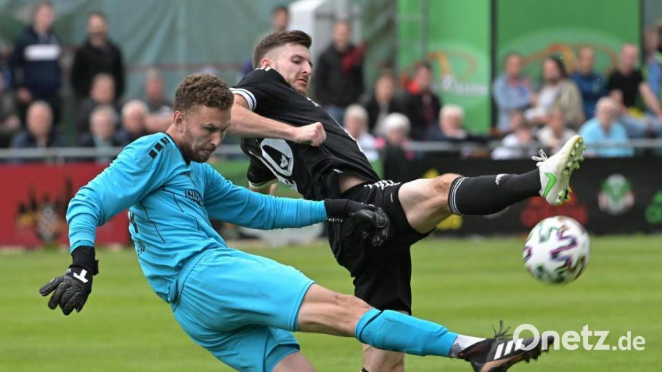 Attacke beim Abstoß: Lukas Dotzler (rechts) bedrängte Gebenbachs Torwart Florian Veigl. Dafür gab&#039;s Gelb. Bild: ref