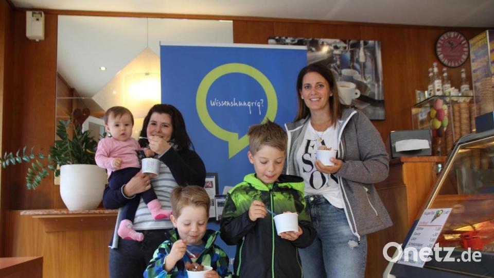 Groß und Klein ließen sich das von Oberpfalz-Medien spendierte Eis schmecken. Bild: frd
