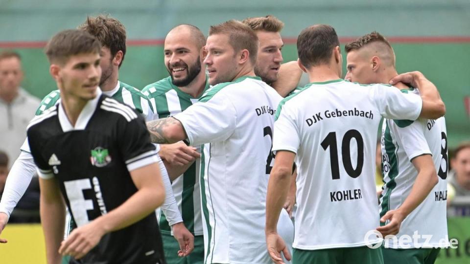 Nicht mal fünf Minuten waren im Derby gespielt, als Jan Fischer (Mitte) das 0:1 für die DJK Gebenbach erzielte. Bild: ref
