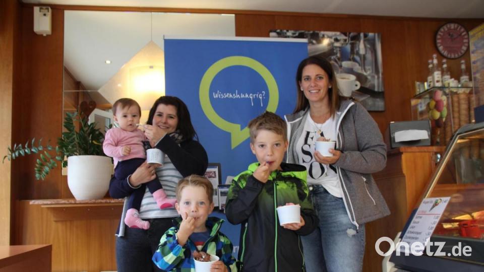 Groß und Klein ließen sich das von Oberpfalz-Medien spendierte Eis schmecken. Bild: frd