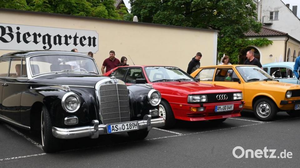 Eine Prachtlimousine der Stuttgarter Autobauer (links) neben einem legendären Audi Quattro und einem gelben VW. Bild: gf